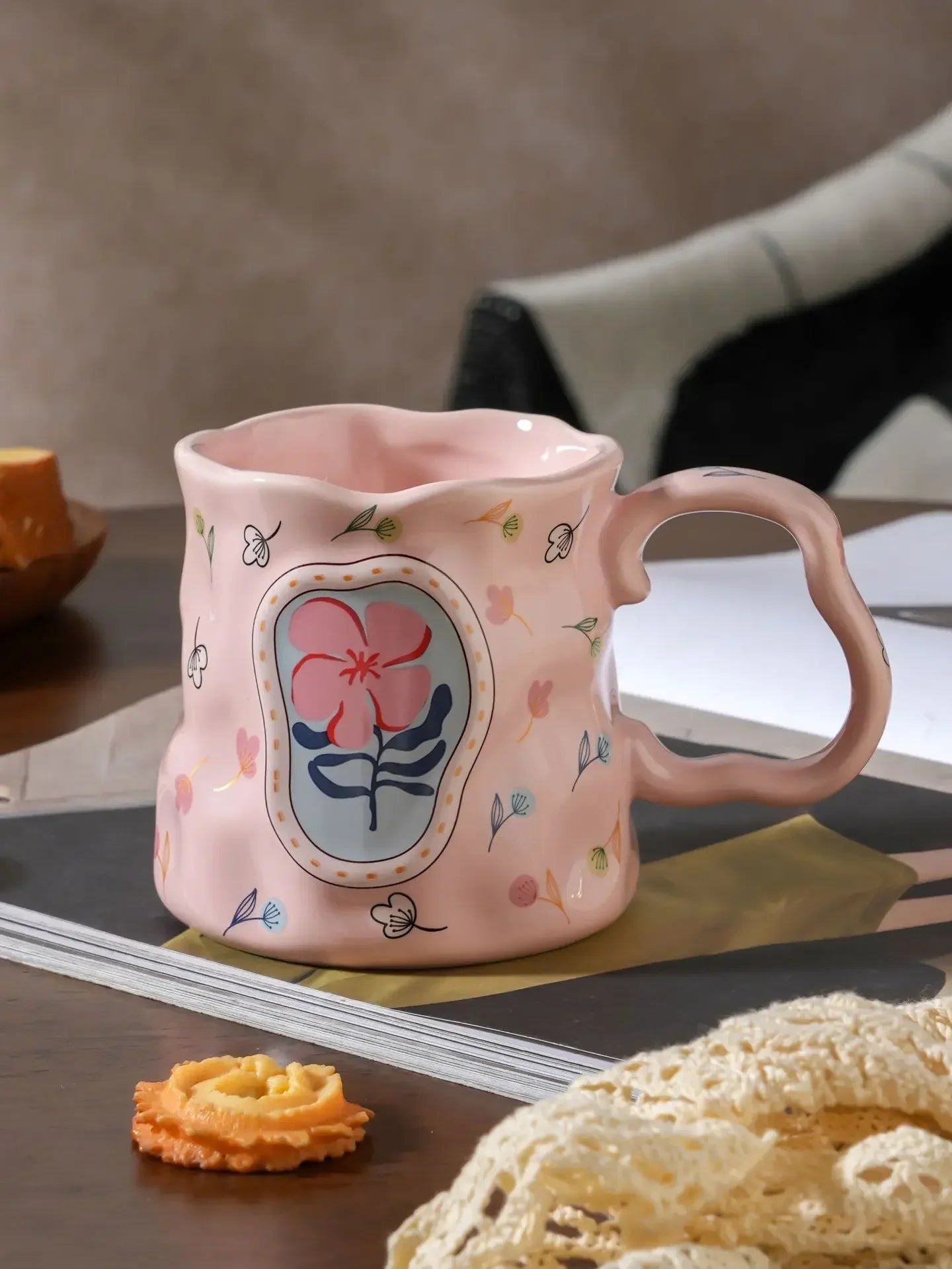 Taza de cerámica con flores hecha a mano: diseño de ensueño para los amantes del café