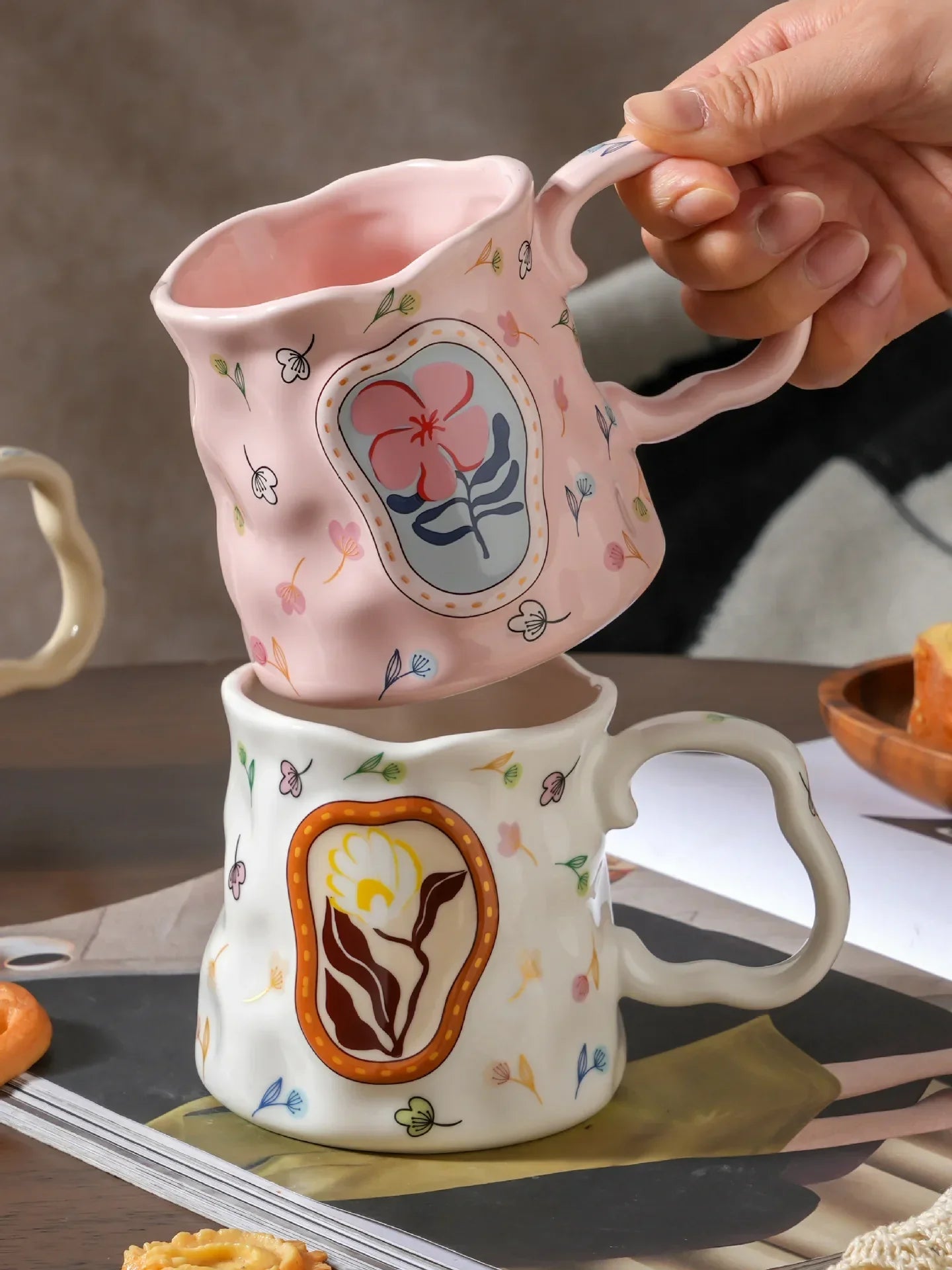 Taza de cerámica con flores hecha a mano: diseño de ensueño para los amantes del café