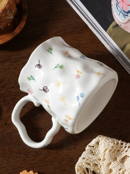 Taza de cerámica con flores hecha a mano: diseño de ensueño para los amantes del café