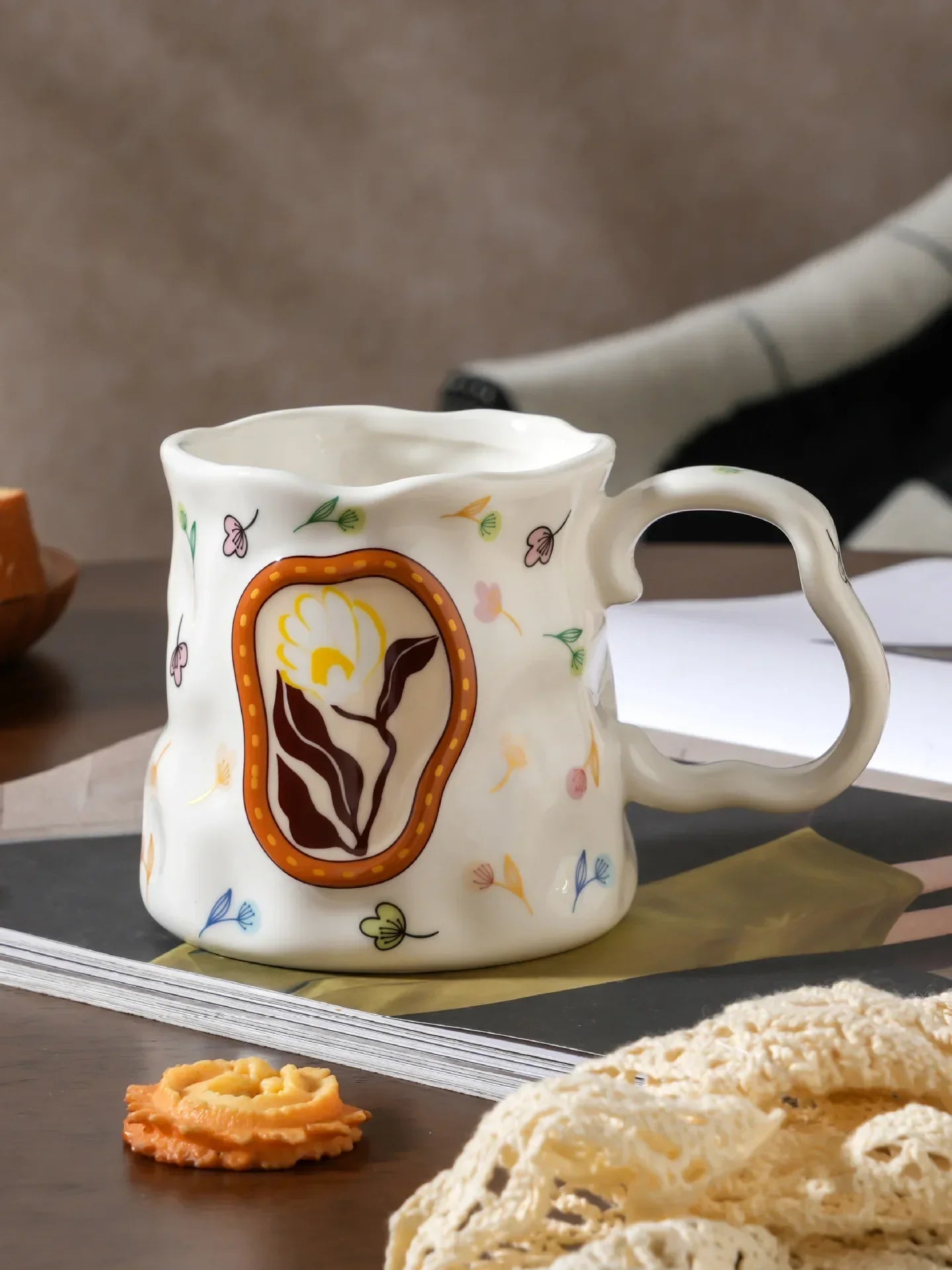 Taza de cerámica con flores hecha a mano: diseño de ensueño para los amantes del café